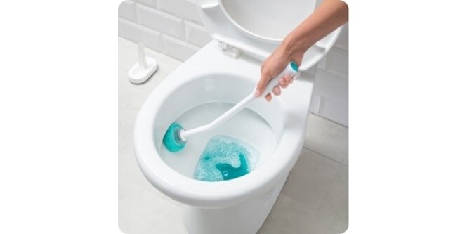 스카치브라이트™ 일회용 청소 스틱으로 변기를 효율적으로 청소하세요.
