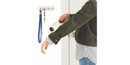 스카치-브라이트 보풀 롤러를 사용하여 재킷의 보풀을 제거하세요.
