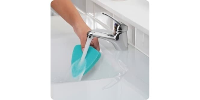 스카치브라이트™ 욕실용 수세미 스펀지로 세면대를 효율적으로 청소하세요.
