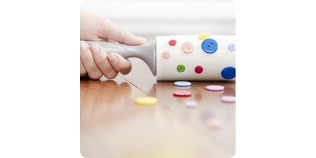 스카치-브라이트 보풀 롤러를 사용하여 바닥에 흩어진 단추를 주워보세요.
